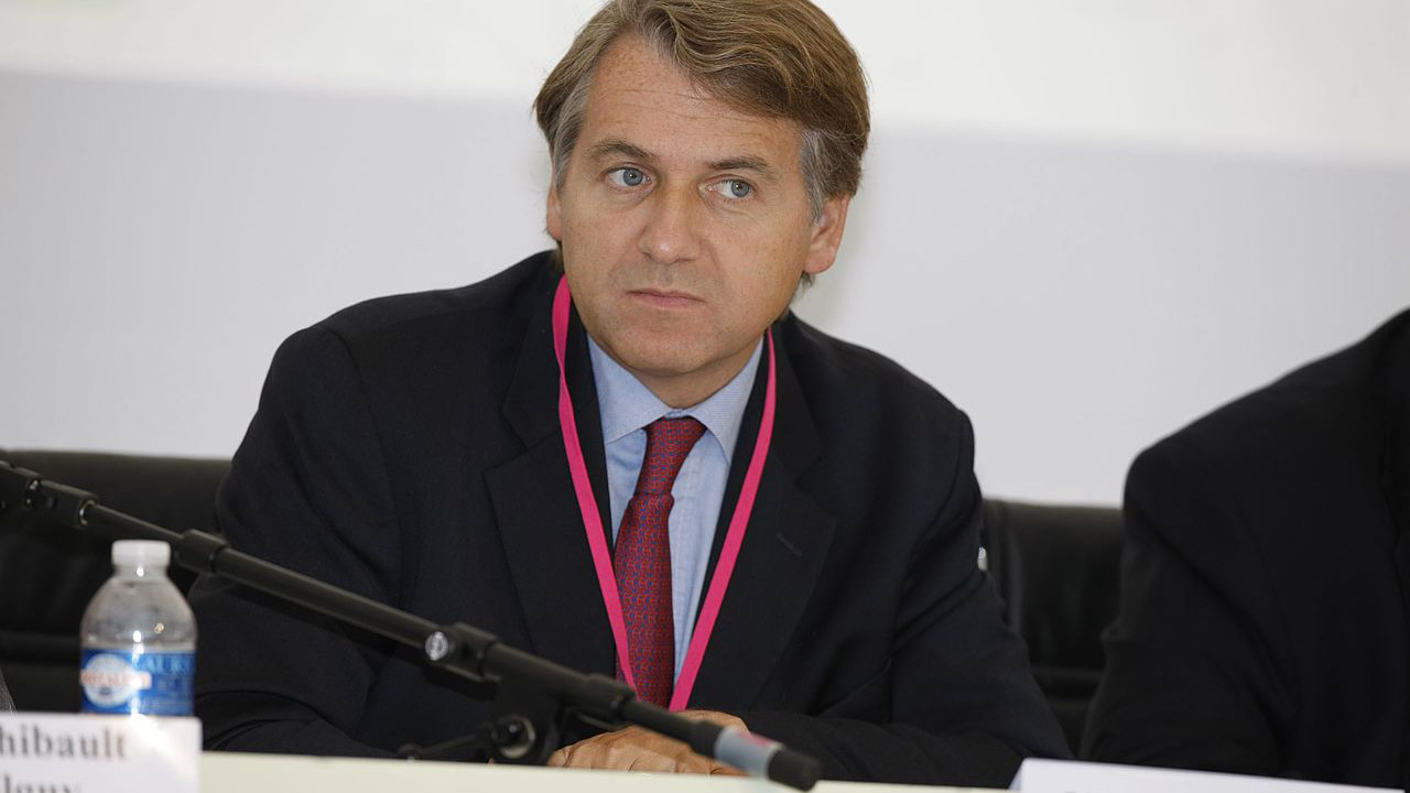 Yves de Kerdrel : identitaire à Valeurs actuelles, mondialiste au Figaro !