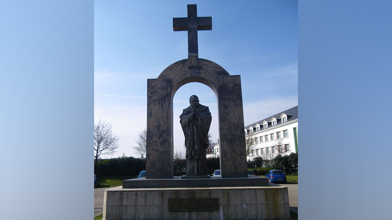 Statue de Jean Paul II à Ploërmel. Les athéistes auraient-ils gagné ?