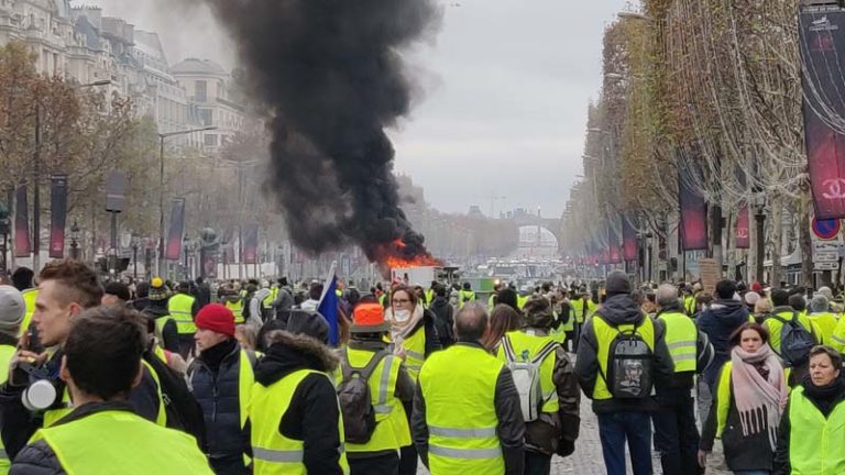 Gilets jaunes : Ah que c’est la France de Johnny !