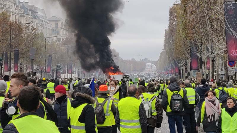 Cyril Hanouna pour une « première rencontre » … Gilets-jaunes-johnny-clope-liberte