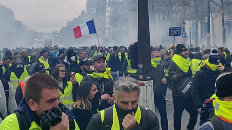Sous les Gilets Jaunes, le bleu-blanc-rouge !