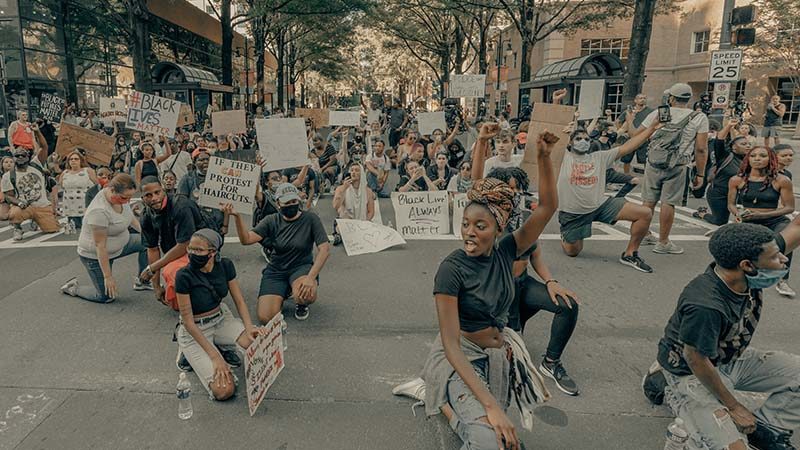 Vague verte et racialisme – La revue de presse de Radio Courtoisie